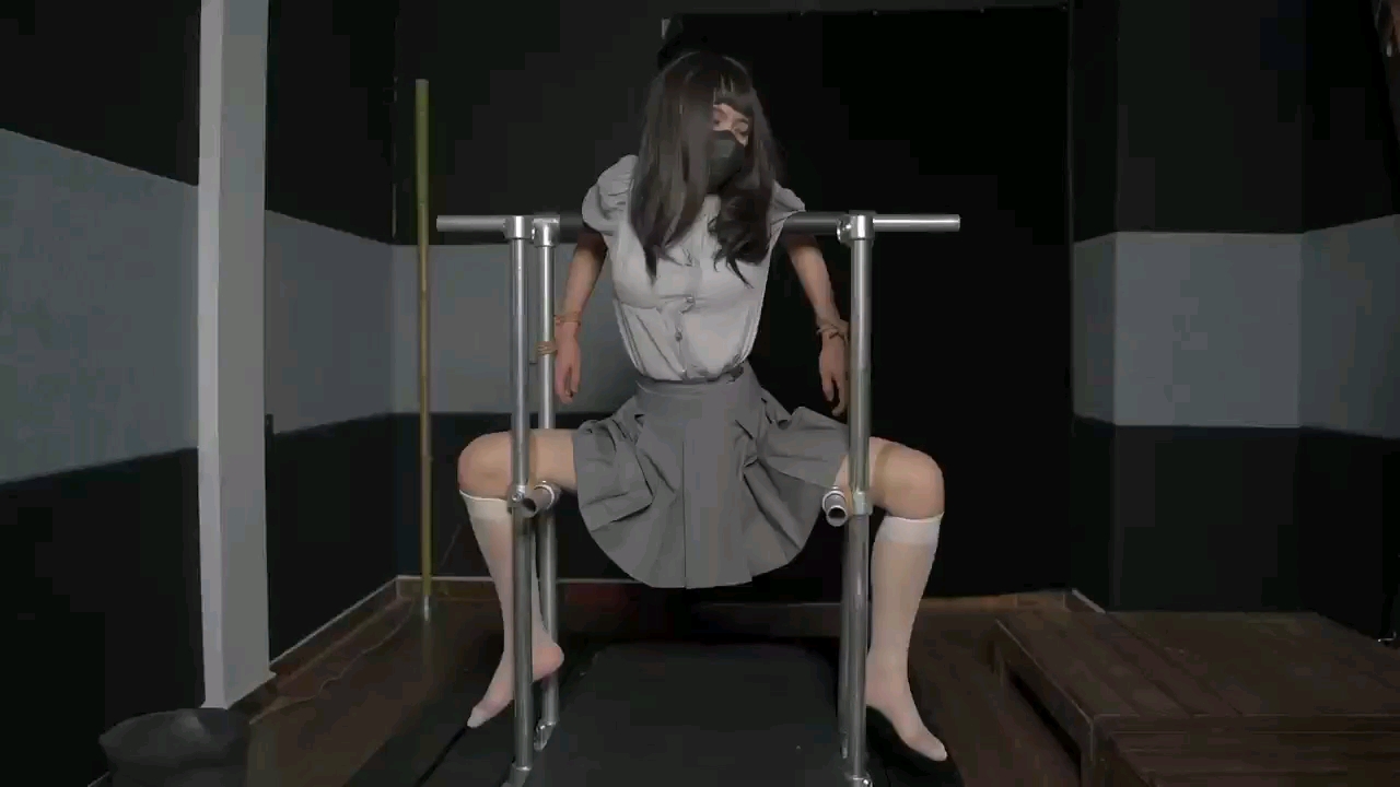 M 开腿调教少女