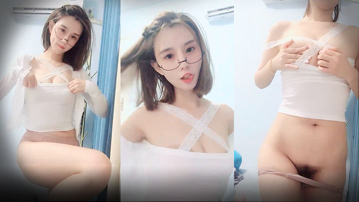 顶级短发酒窝美女 小背心肉色丝袜抚摸美臀 半脱下黑丝掰开嫩穴
